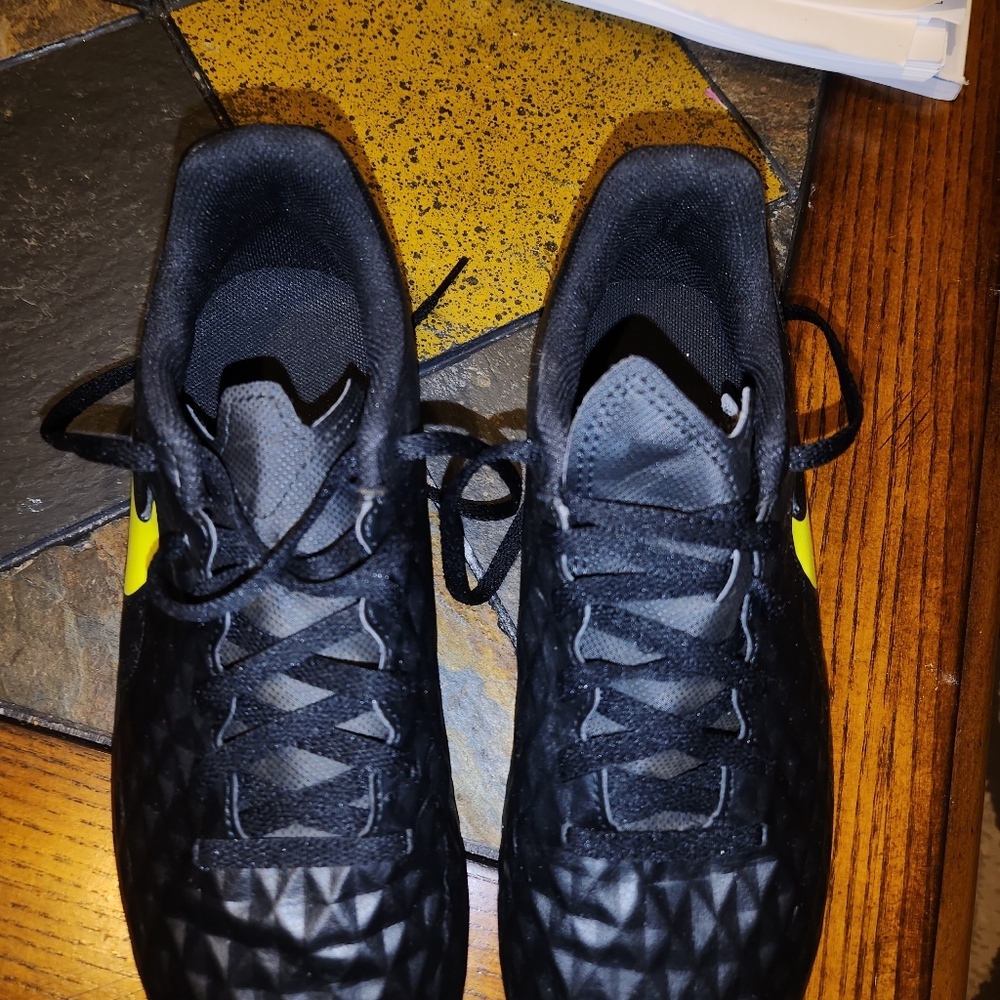 Youth size 6 Nike tiempo soccer çleats